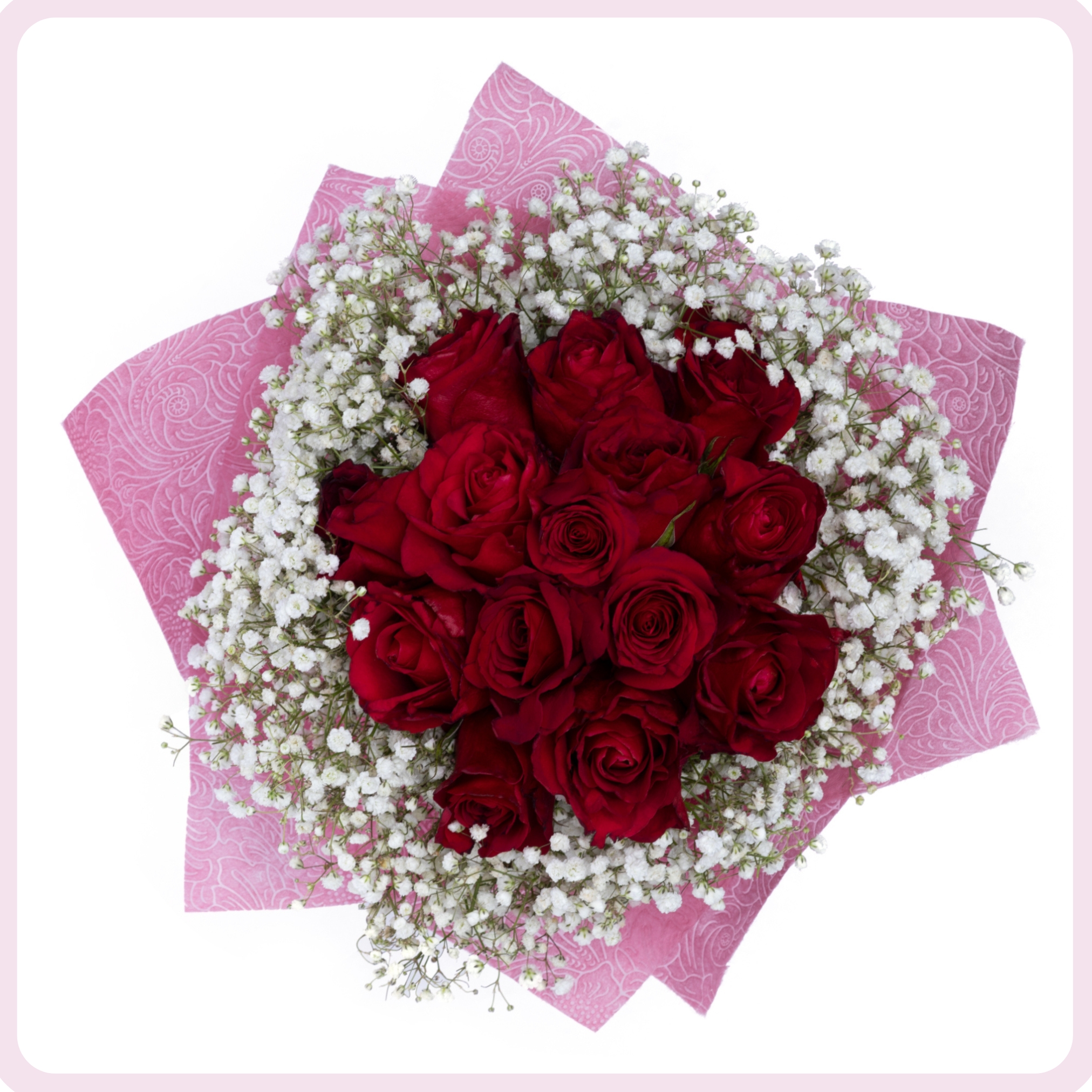 يتكون من الورد الأحمر الطبيعي المزين من الجوانب بالورد الأبيض الصغير