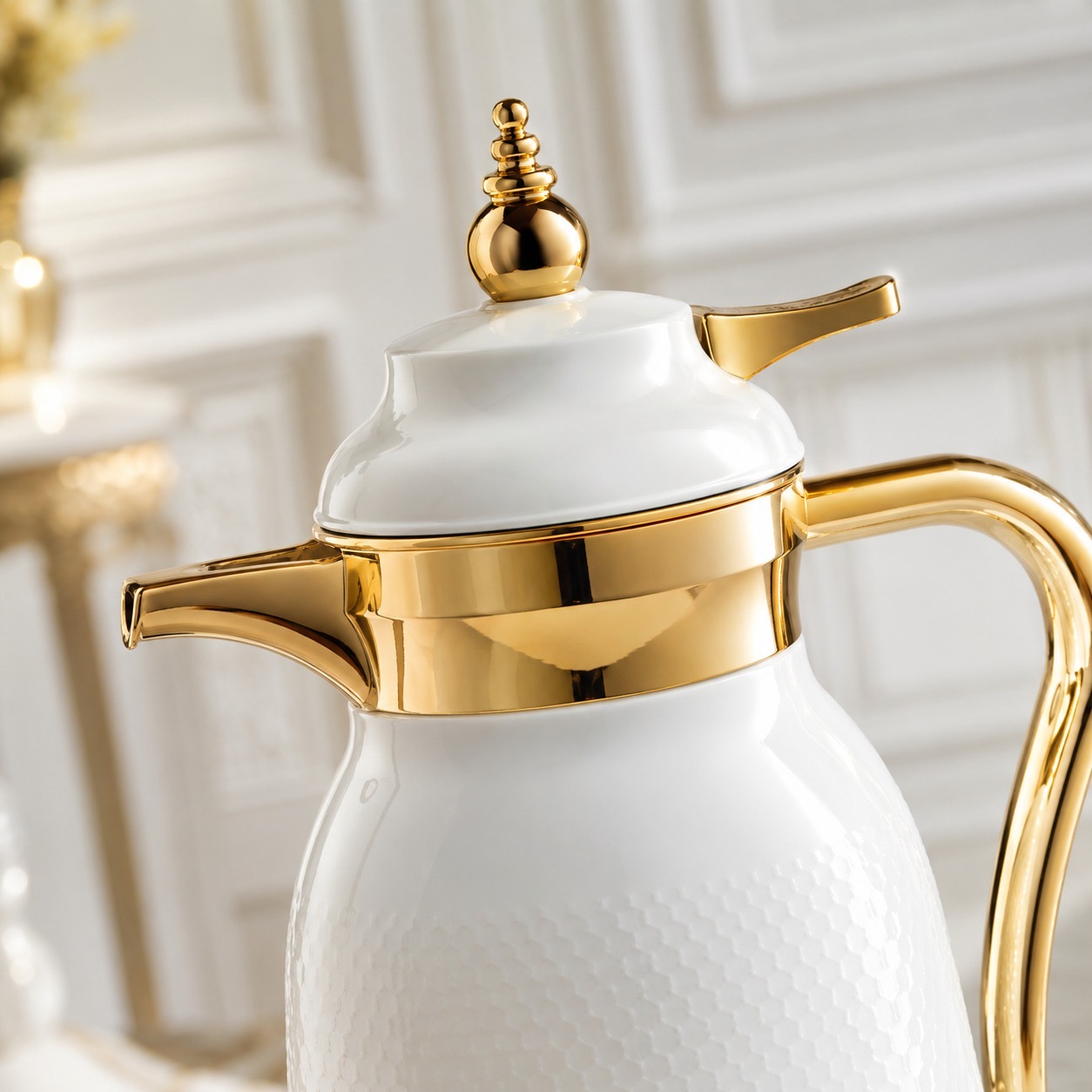 طقم ترامس ضيافة فاخر باللون الأبيض مع تفاصيل ذهبية لامعة – Luxury Ther