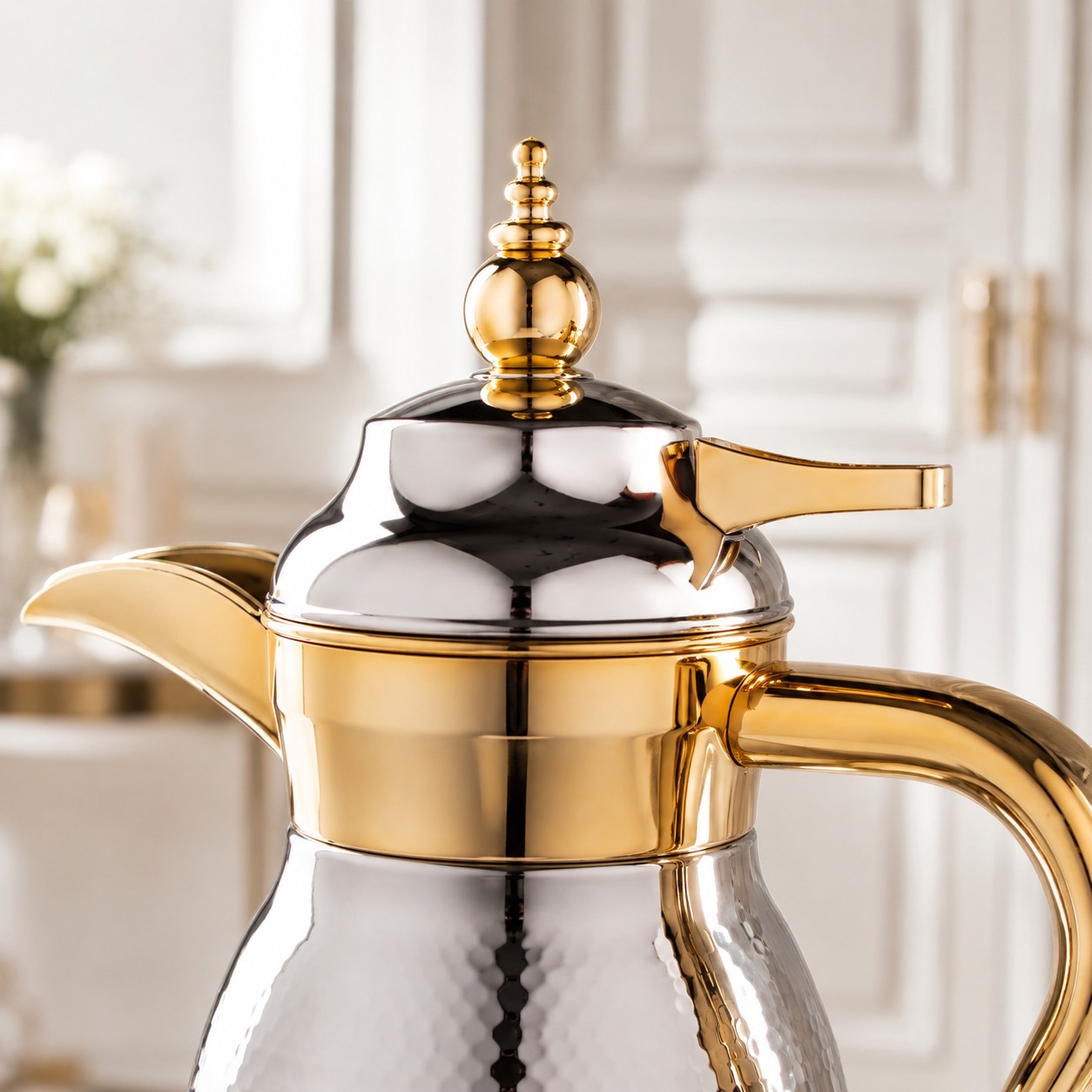 طقم ترامس فاخر باللون الفضي اللامع مع تفاصيل ذهبية أنيقة – Luxury Ther