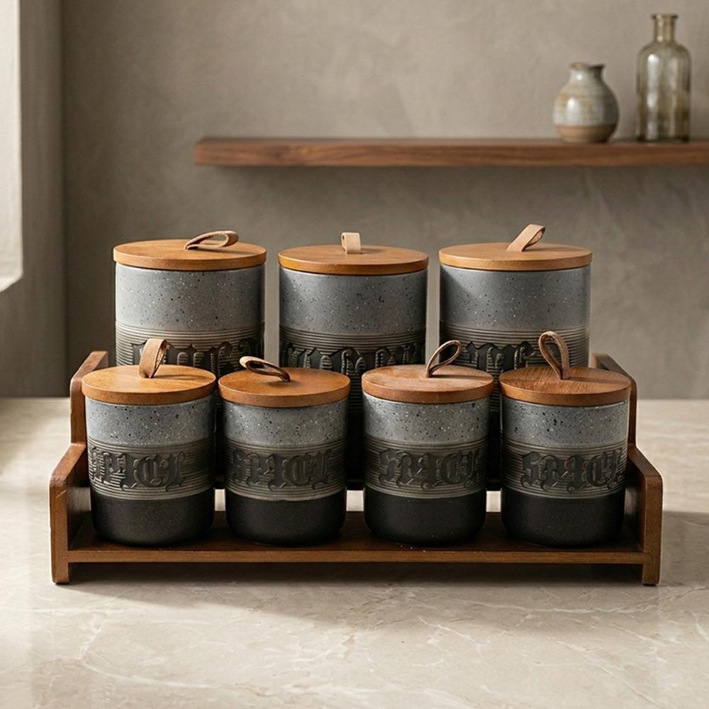 طقم بهارات بورسلين 14 قطعة مع ستاند خشبي ونقوش مميزة – Porcelain Spice