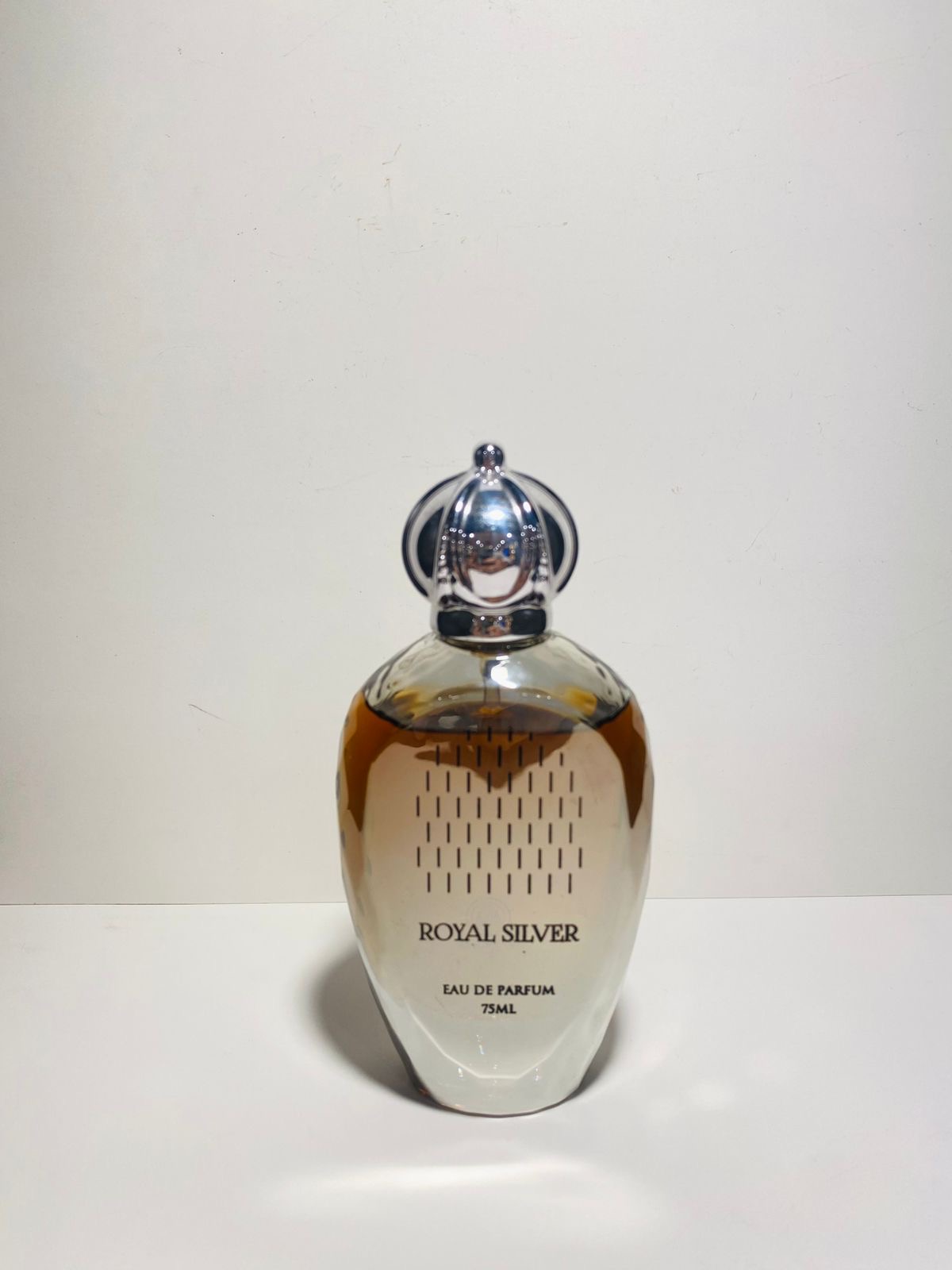 عطر رويال سلفر 

عطر رويال سلفر  يمثل جمالًا يفوق الوصف، فهو ليس مجرد عطر بل هو تجربة فريدة تأخذك في رحلة سحرية من الأناقة والجاذبية. تمتزج رائحته الفريدة بلمسات من الغموض والرومانسية، مما يجعله الخيار الأمثل للمناسبات الخاصة واللحظات الهامة. 