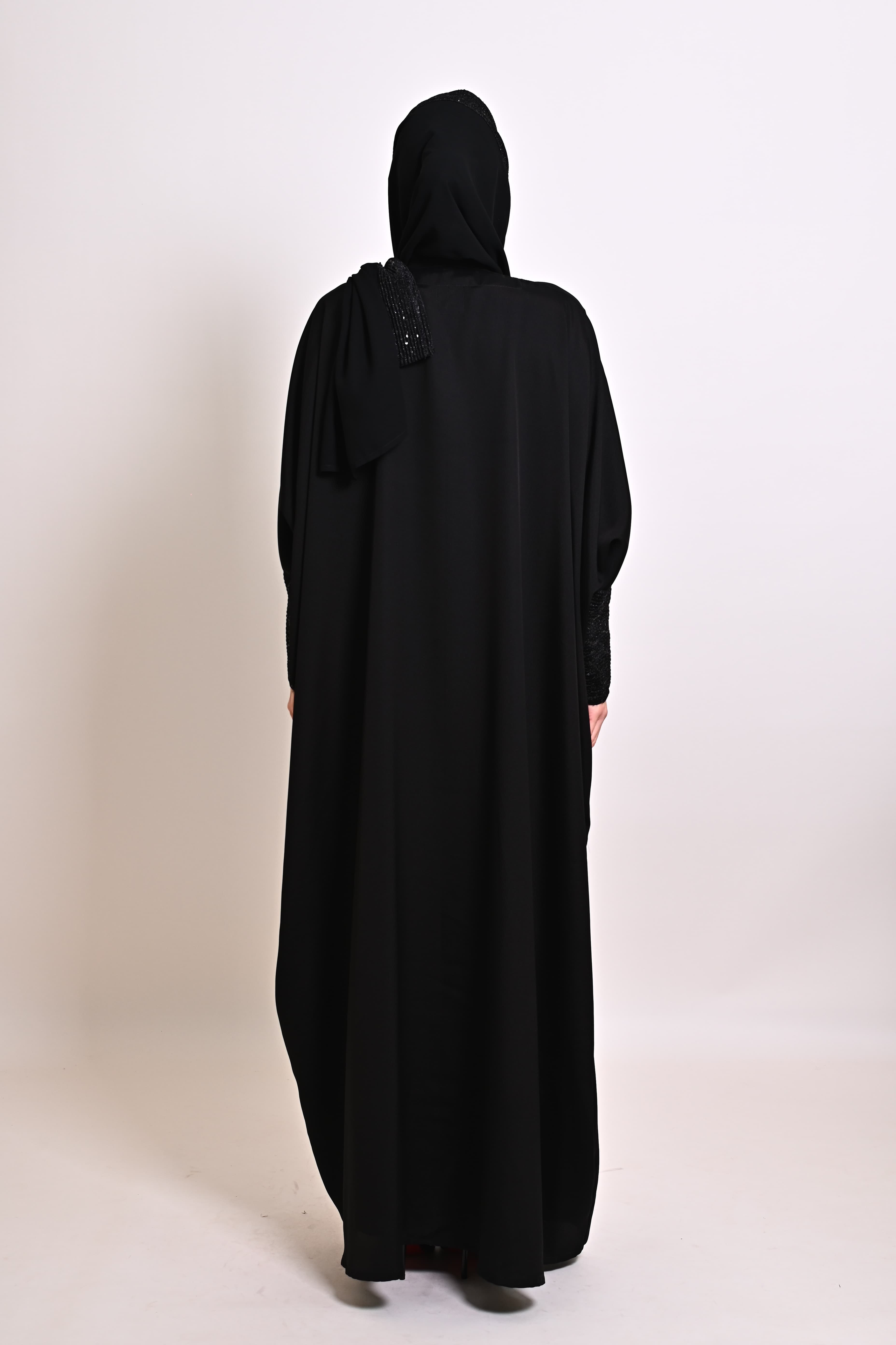 عباية سوداء بأكمام واسعة 