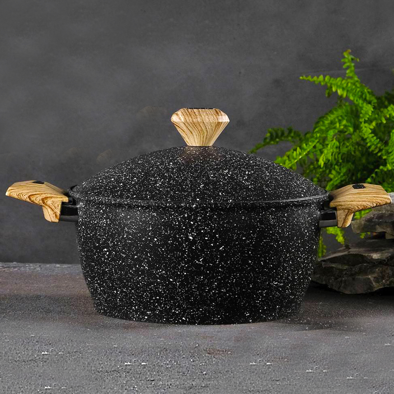 قدر جرانيت أسود بأيدي خشبية طبيعية، تصميم فخم 24سم