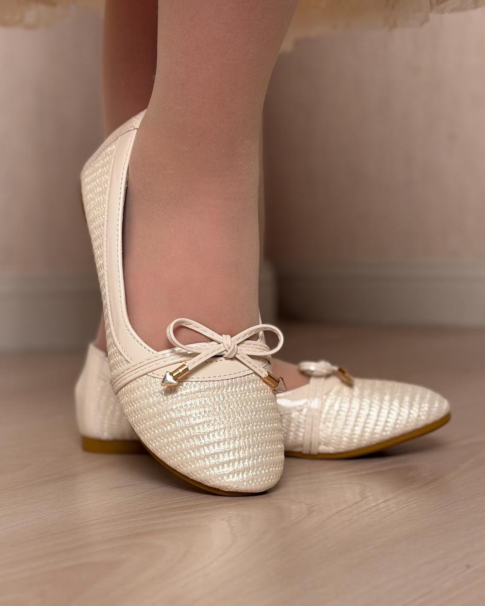 Soft girls' shoes decorated with a thin bow