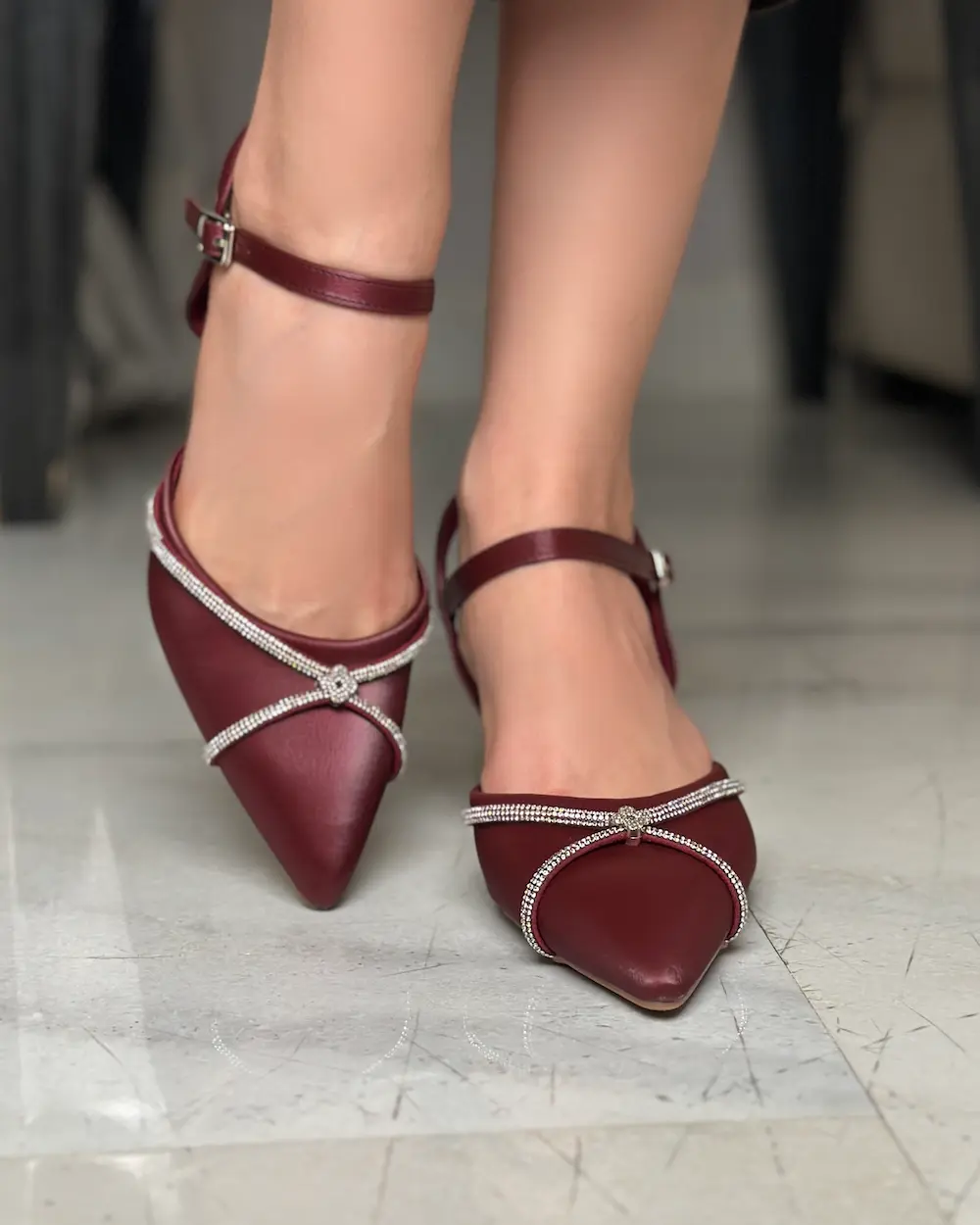 Elegant heel with crisscross crystal detailing