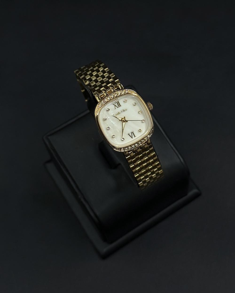 Women's wristwatch with a soft mother-of-pearl dial