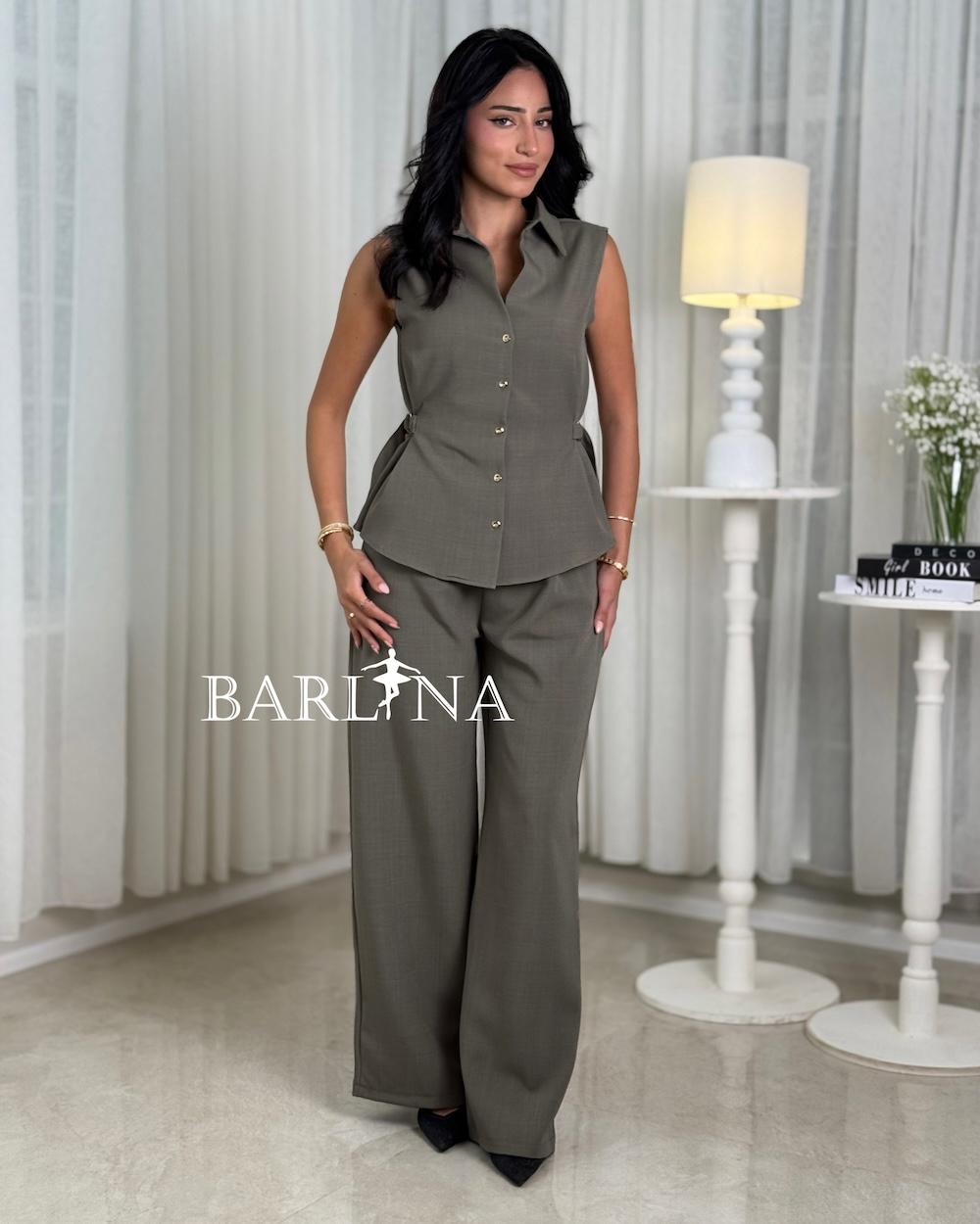 Elegant formal suit with a smooth cut and side details