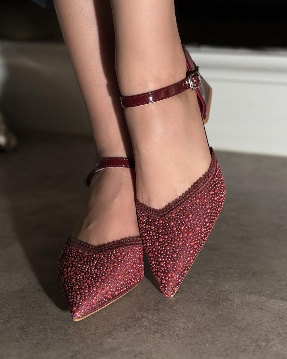 Women's wide heel studded with pearls