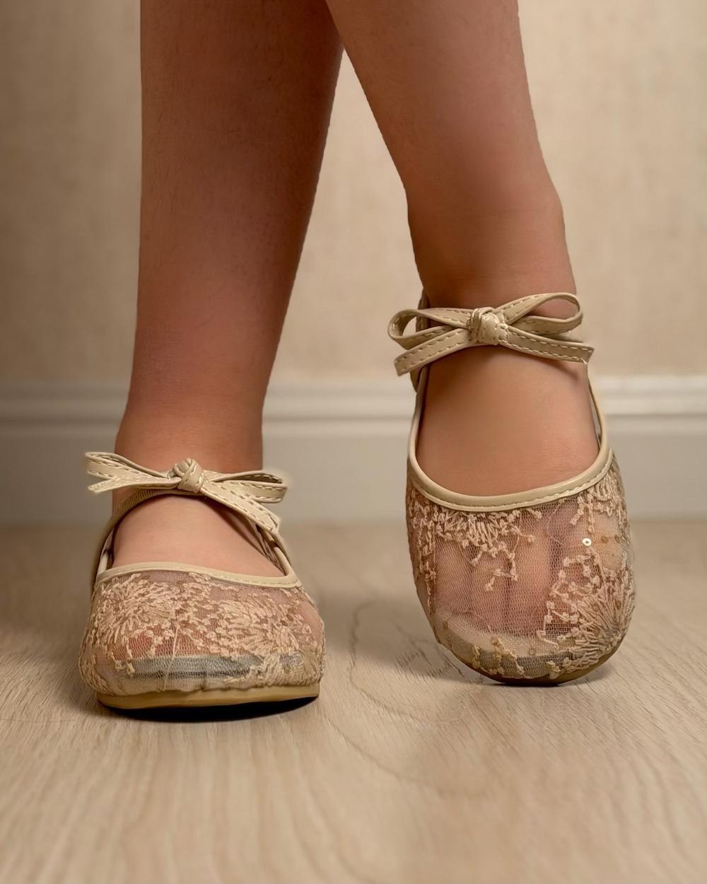 Girls' shoes with a lace design and delicate details