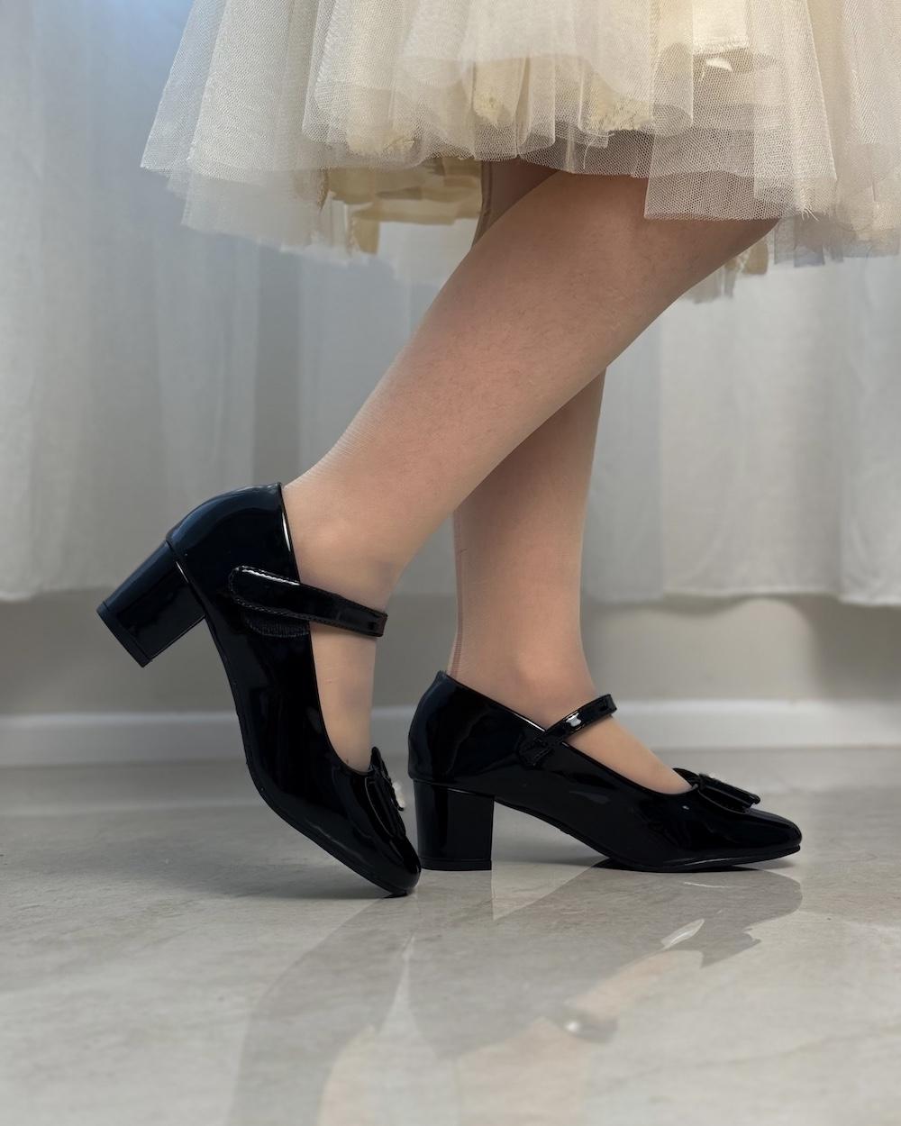 Girls' shiny shoes with a medium heel