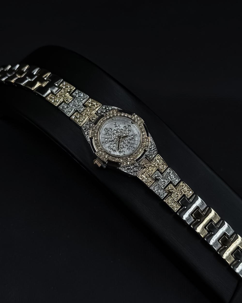 Elegant women's watch adorned with sparkling gemstones