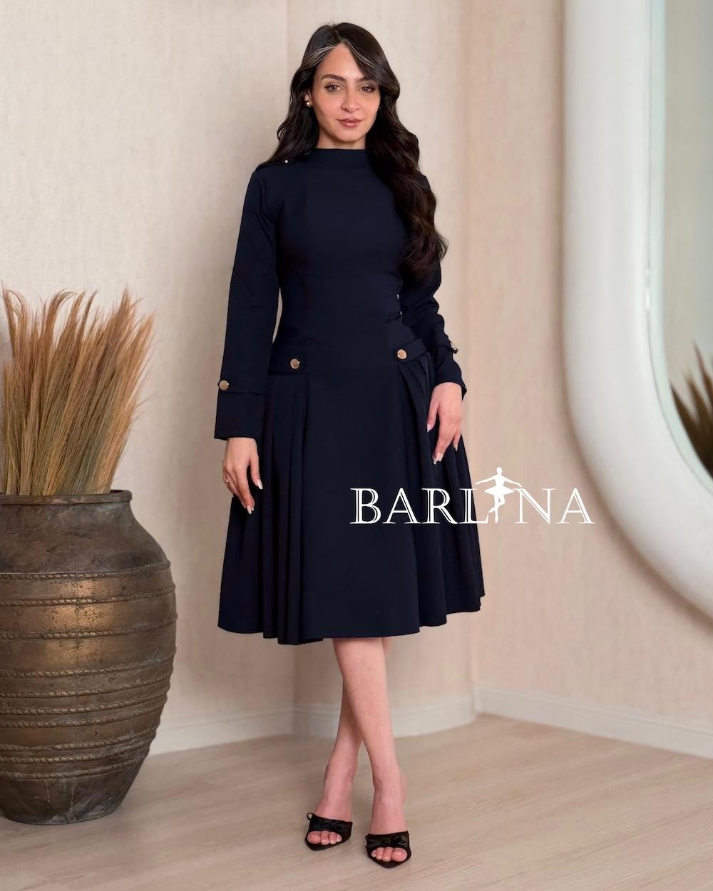 Short dress with a classic cut and side pleats