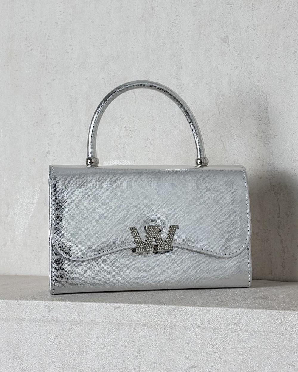 A handbag with a luxurious touch and a classic design