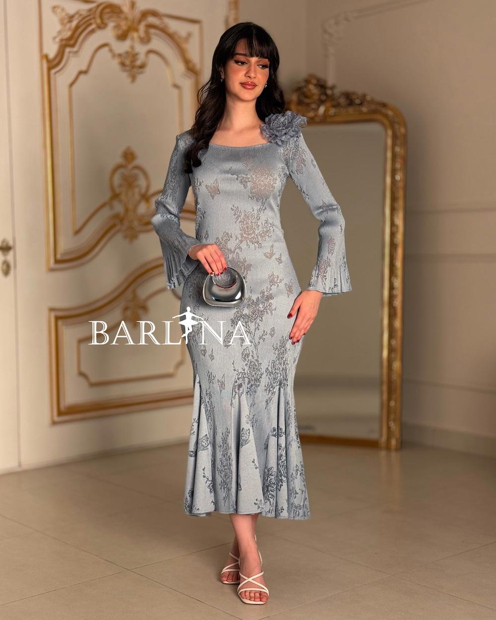Mermaid-style dress with a rose on the shoulder