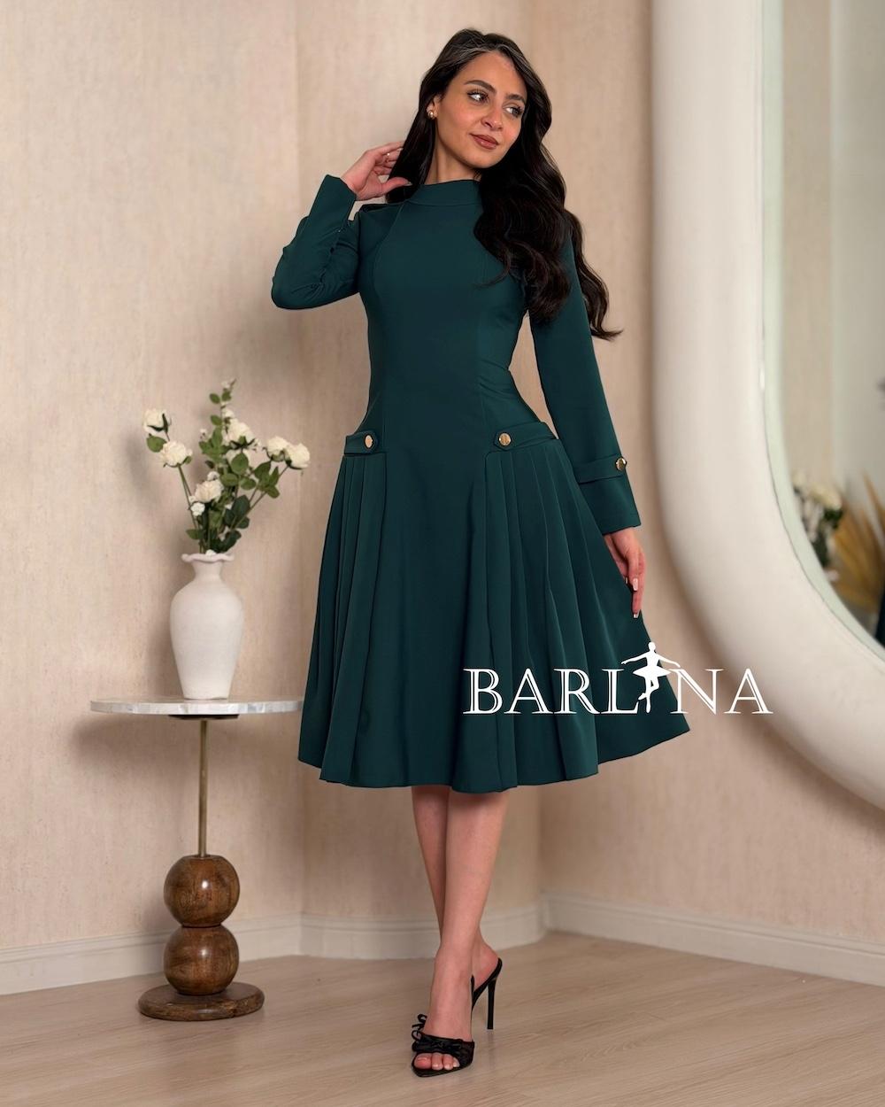 Short dress with a classic cut and side pleats