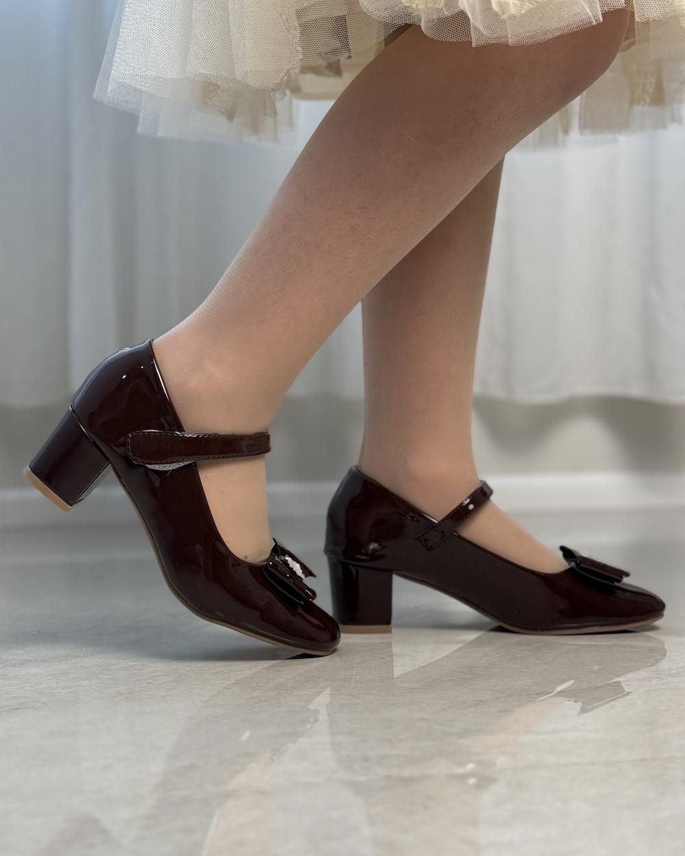 Girls' shiny shoes with a medium heel