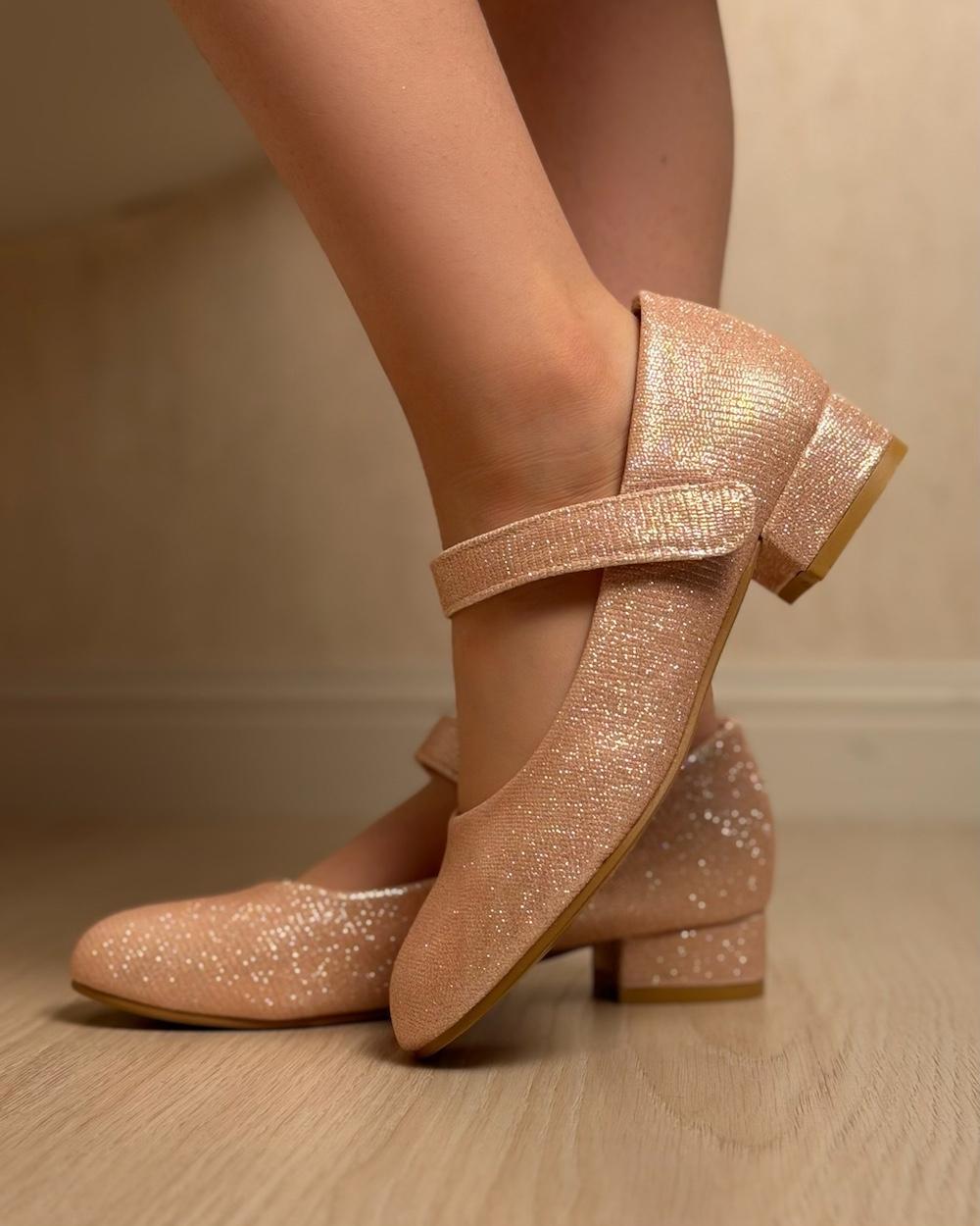 Girls' shoes with a low heel and shiny material