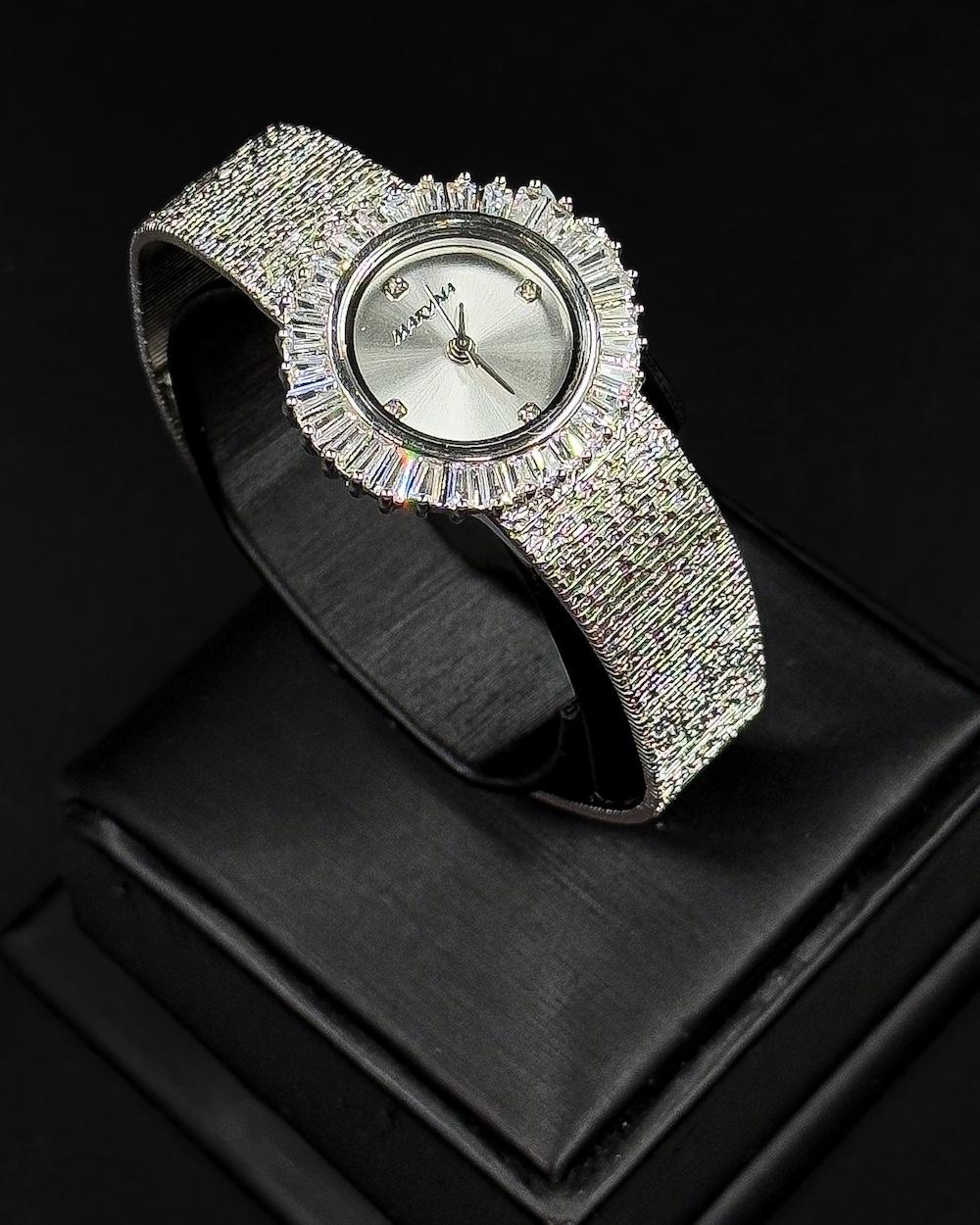 Women's watch with an elegant round case and wide strap