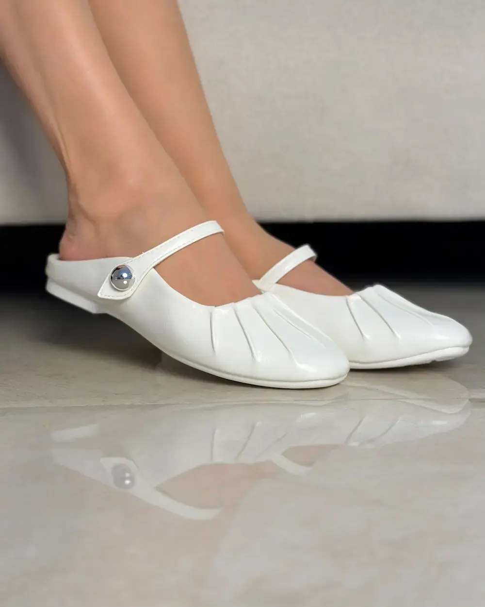 Women's closed-design sandal with simple details