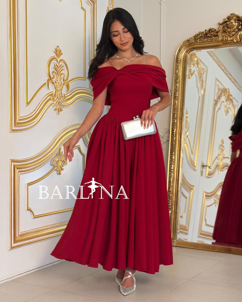 Off-shoulder long dress with a classic design