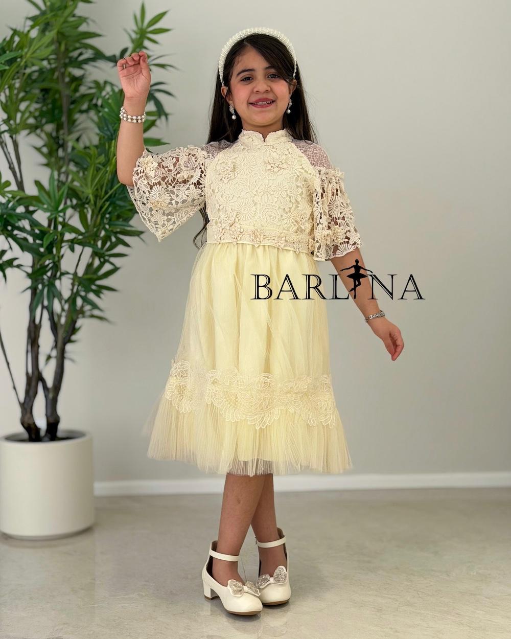 Elegant girls' dress with guipure sleeves