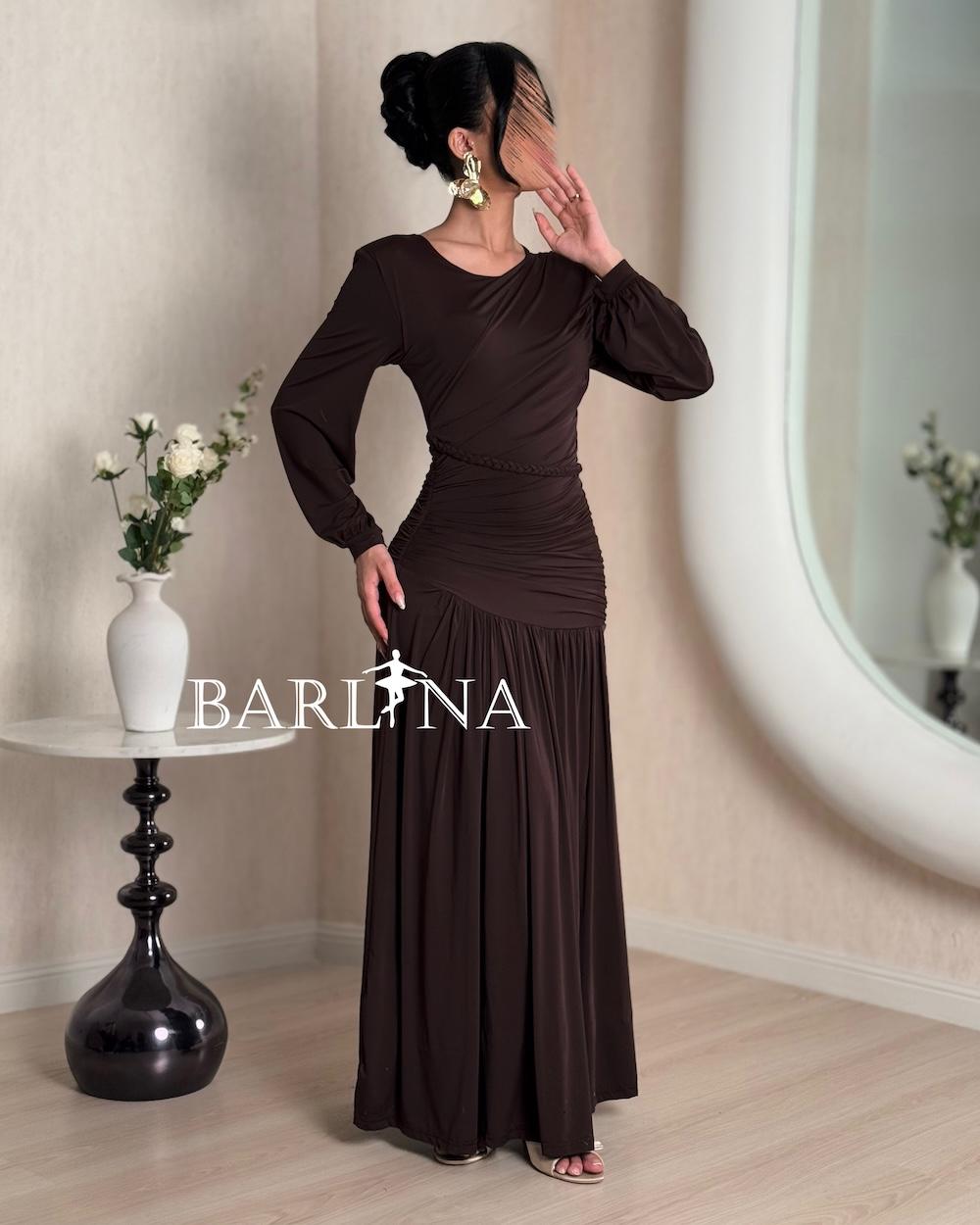 Elegant dress with long sleeves and pleated hem