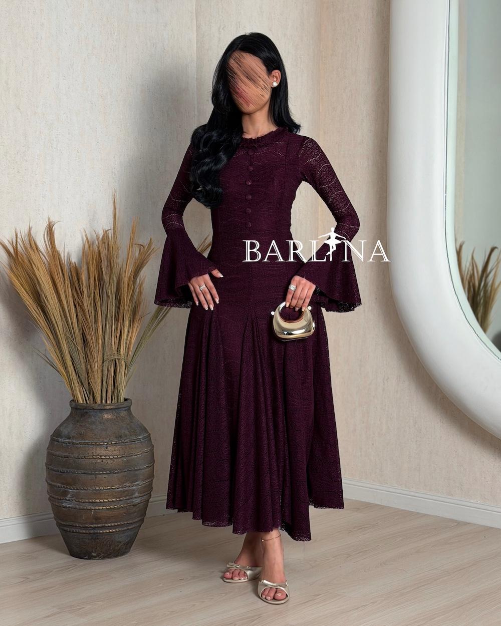 Feminine lace midi dress with a wide design