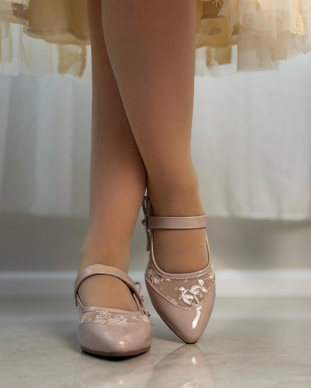 Girls' shoes with a medium heel and lace details