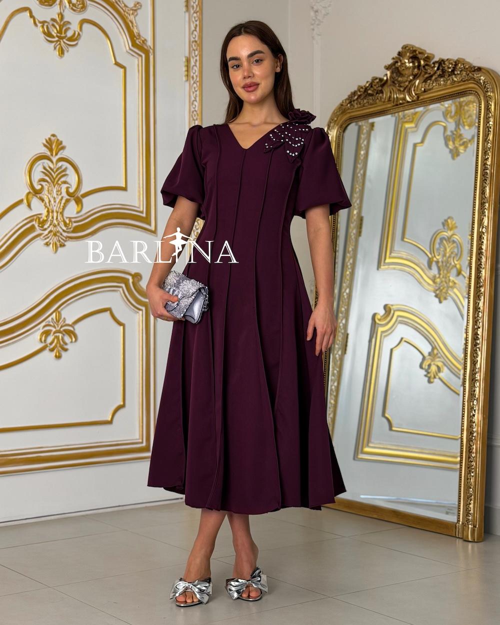 Elegant dress with a fitted waist and puffed sleeves