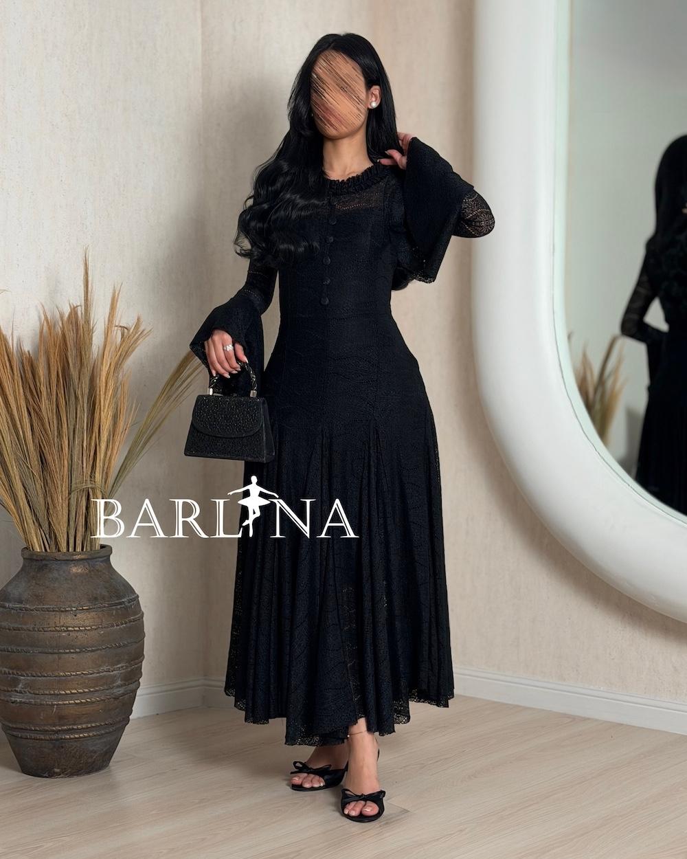 Feminine lace midi dress with a wide design