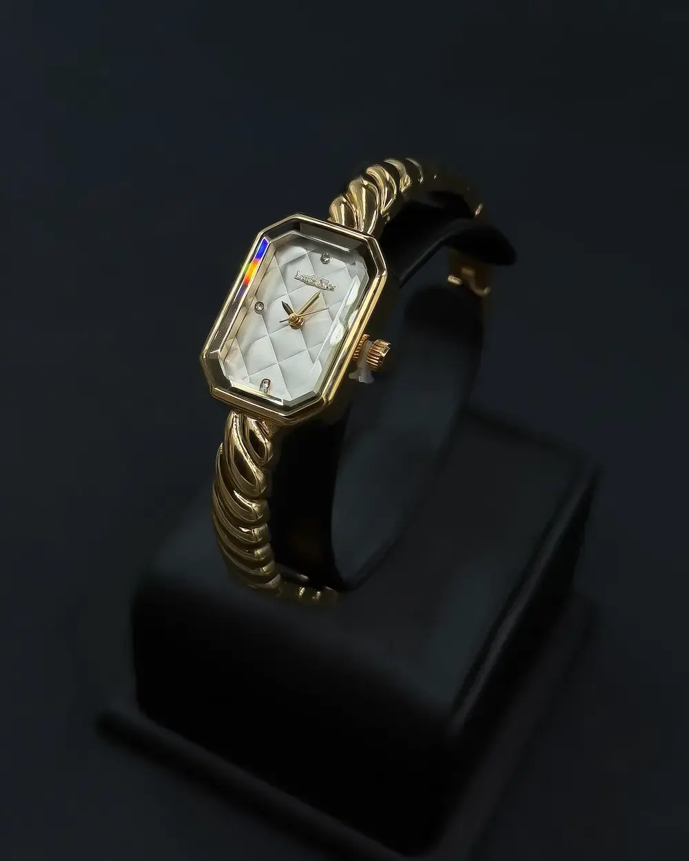 Women's watch with a geometric design and metal bracelet