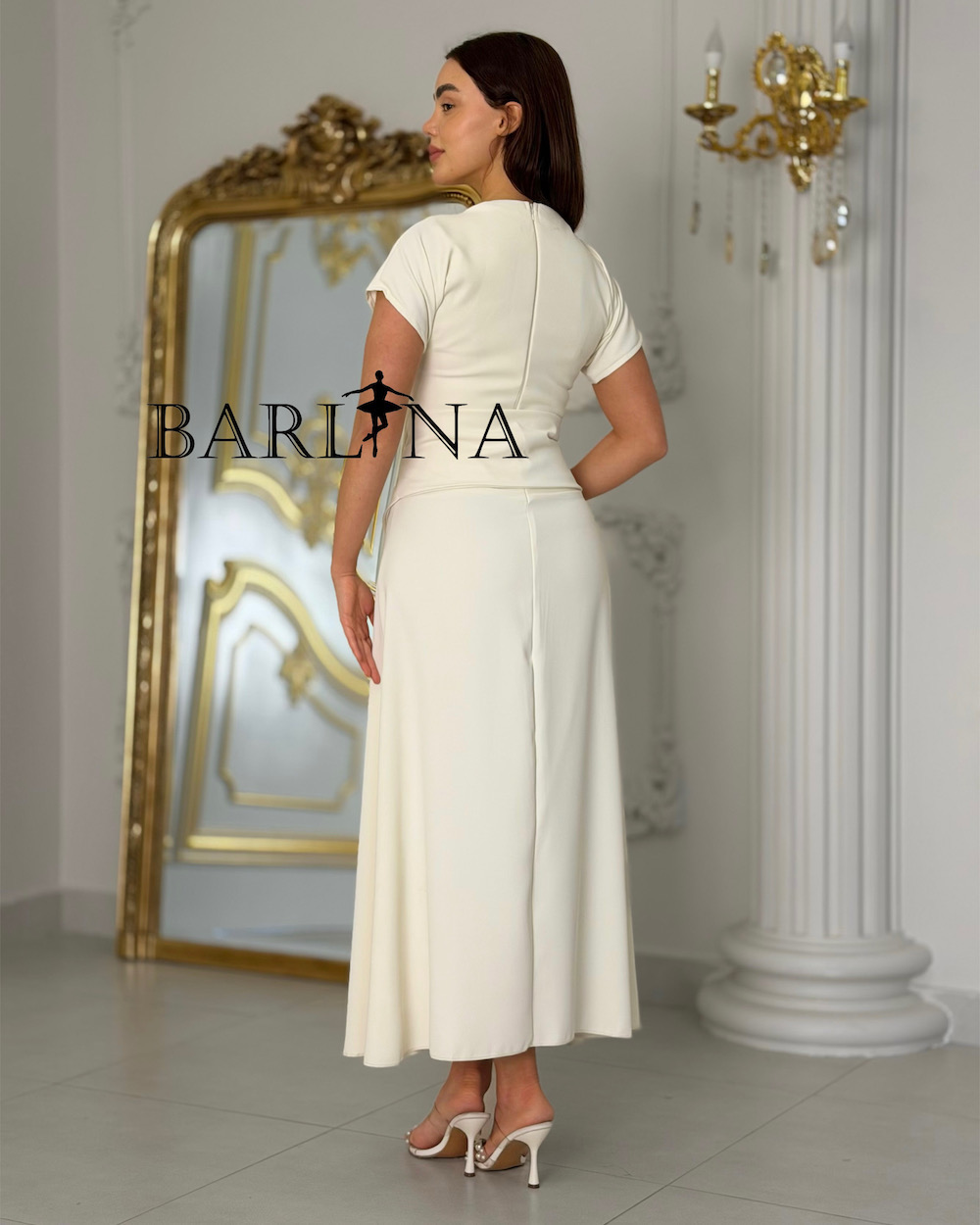 Elegant midi dress in a soft cream color Elegant midi dress in a soft cream color