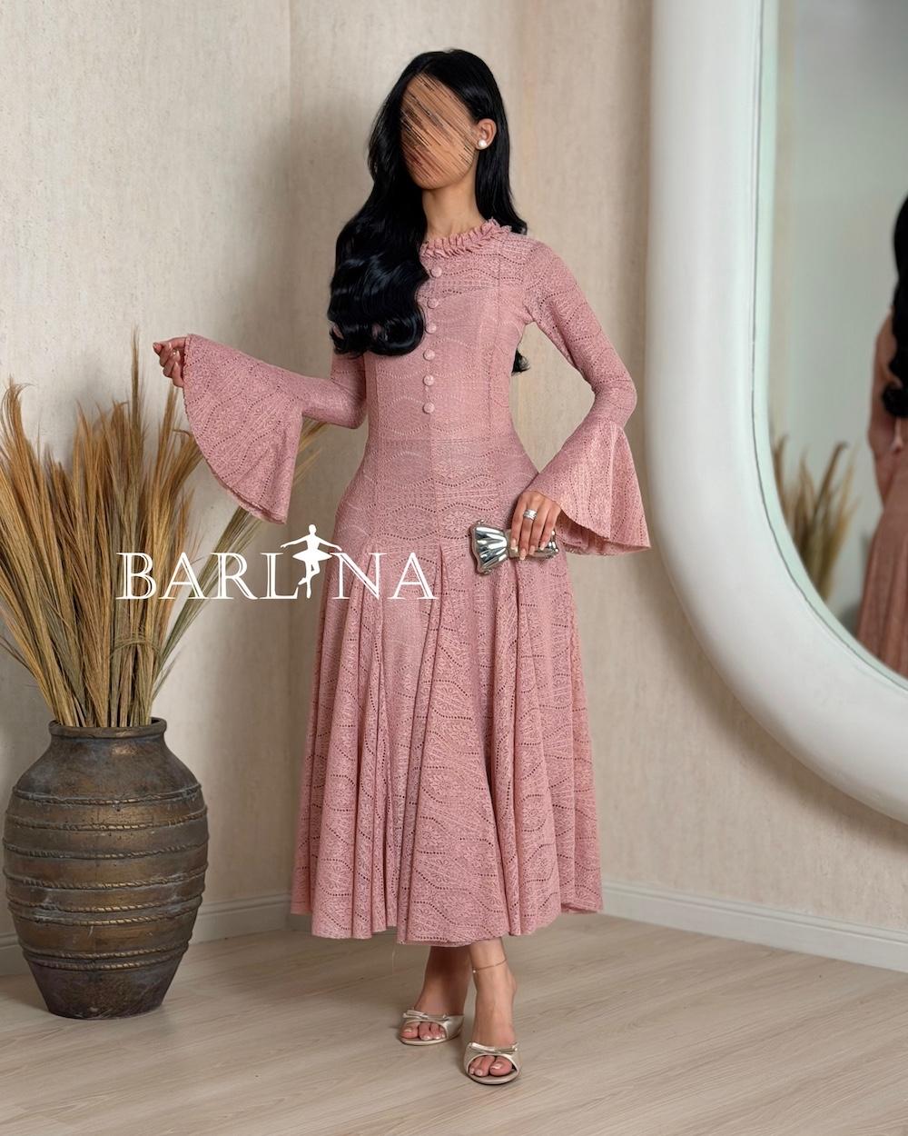 Feminine lace midi dress with a wide design