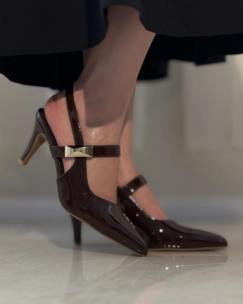 Women’s shoe with metal detail and thin heel