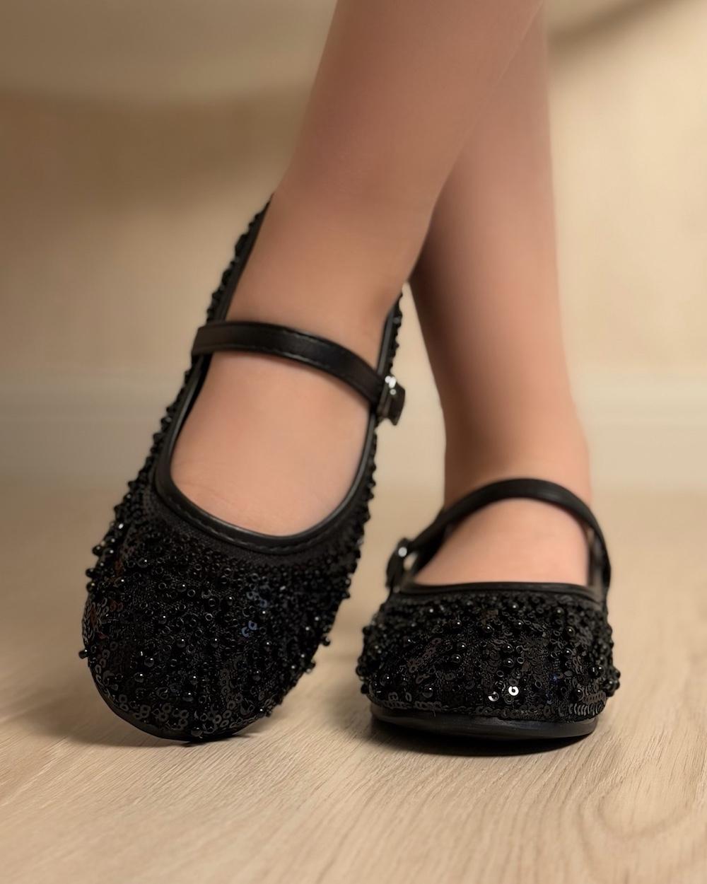 Stylish girls' shoes adorned with sparkling sequins
