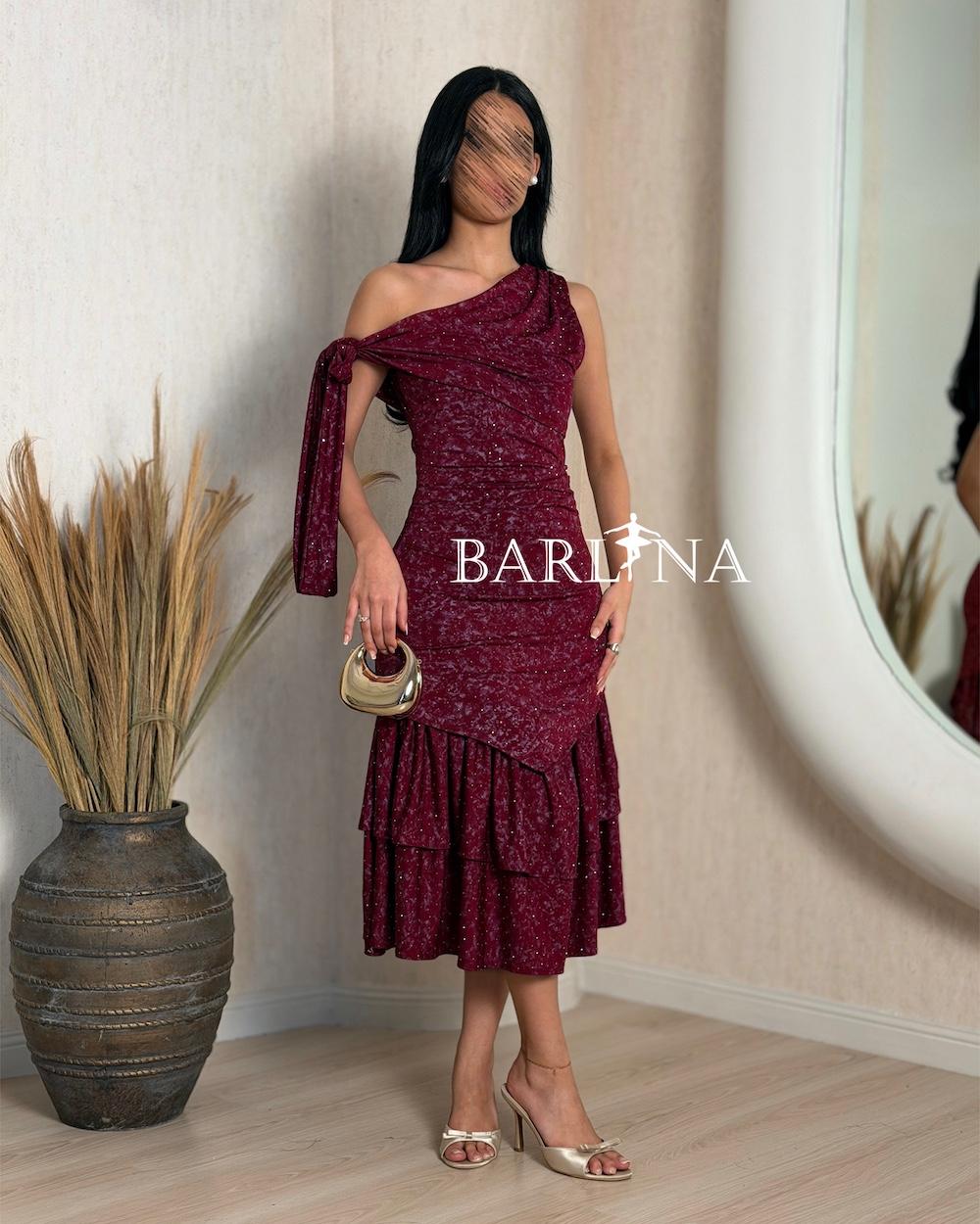 One-shoulder dress with a side knot on the shoulder