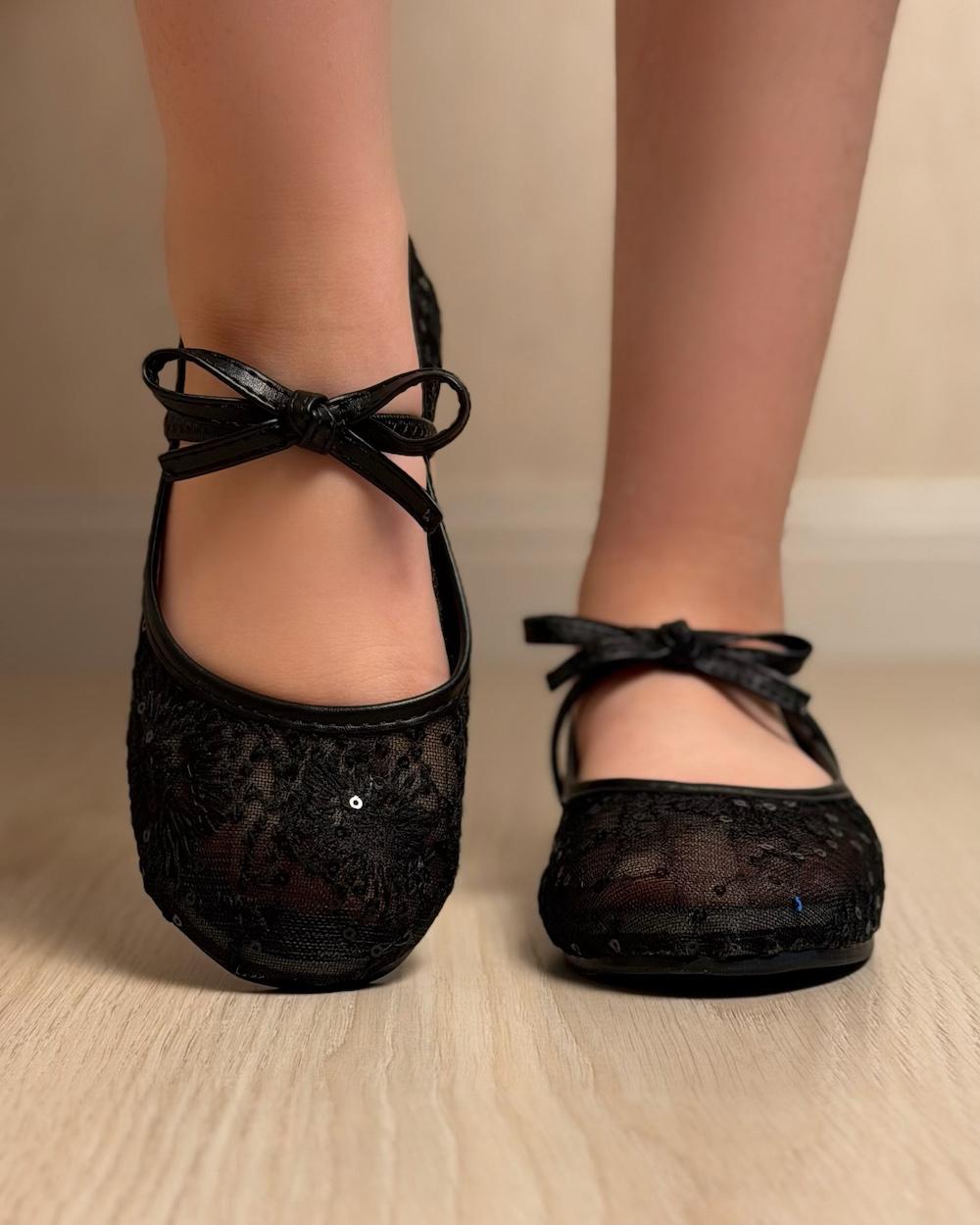 Girls' shoes with a lace design and delicate details