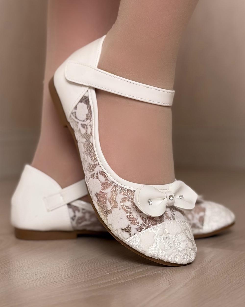 Girls' shoes with soft lace and a bow