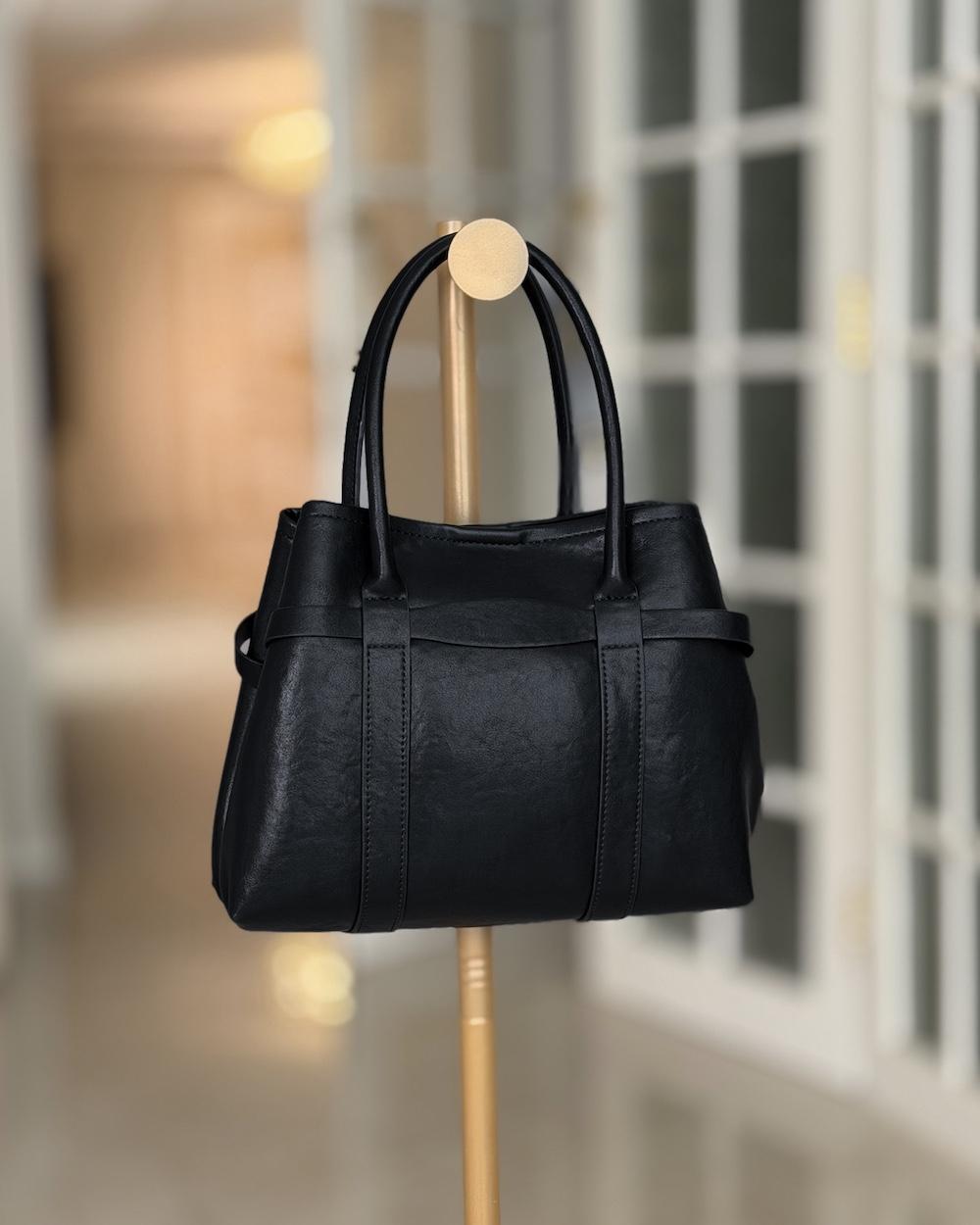 A classic soft handbag with a simple and elegant design