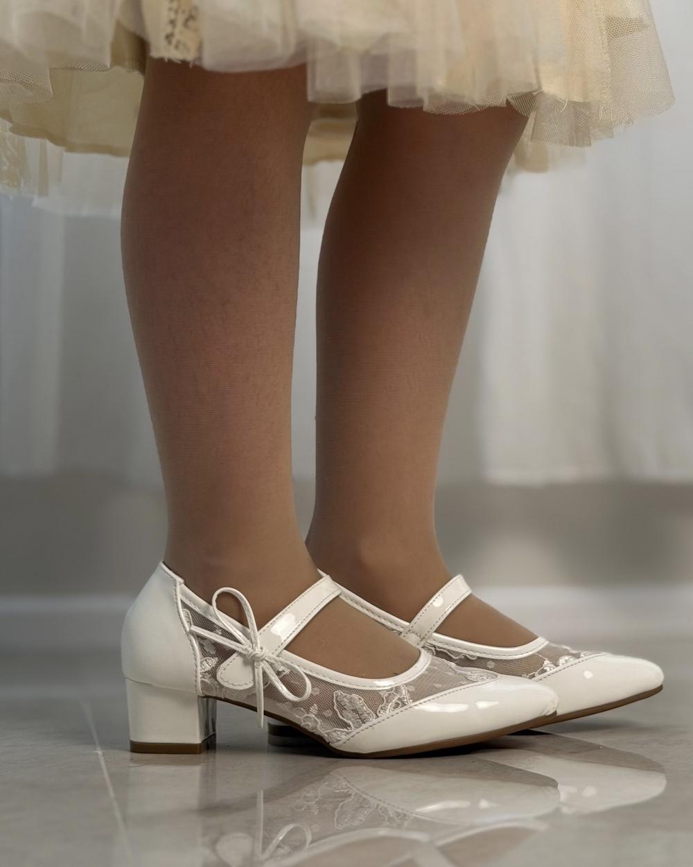 Girls' shoes with a medium heel and lace details