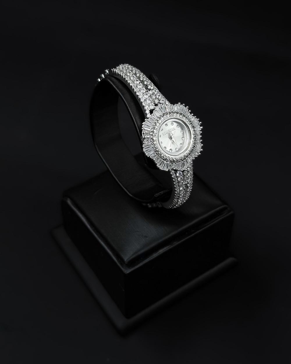 Women's watch with a design adorned with sparkling crystals