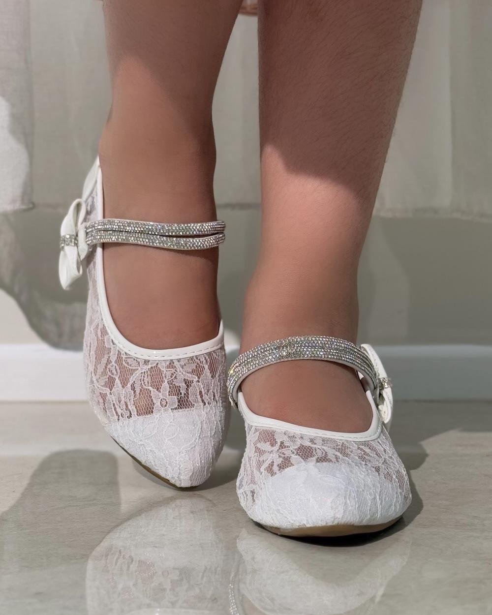 Girls' shoes with a rhinestone-studded rope and bow