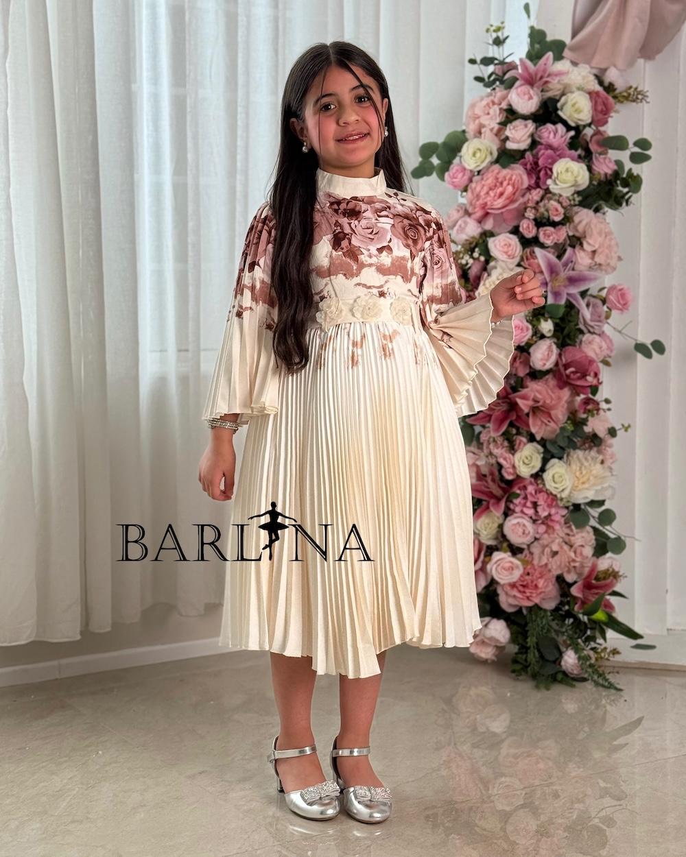Girls' dress with a floral print and full pleats