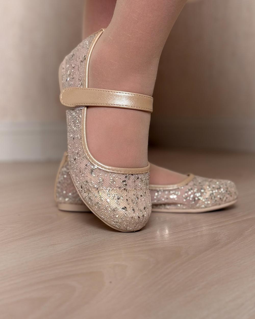 Girls' flat shoes decorated with embroidery and soft glitter