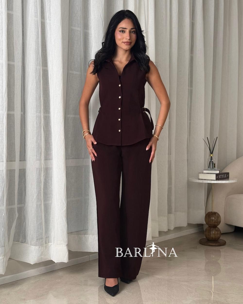 Elegant formal suit with a smooth cut and side details