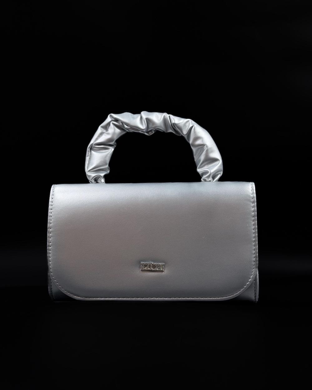 Stylish handbag with a crinkled top handle
