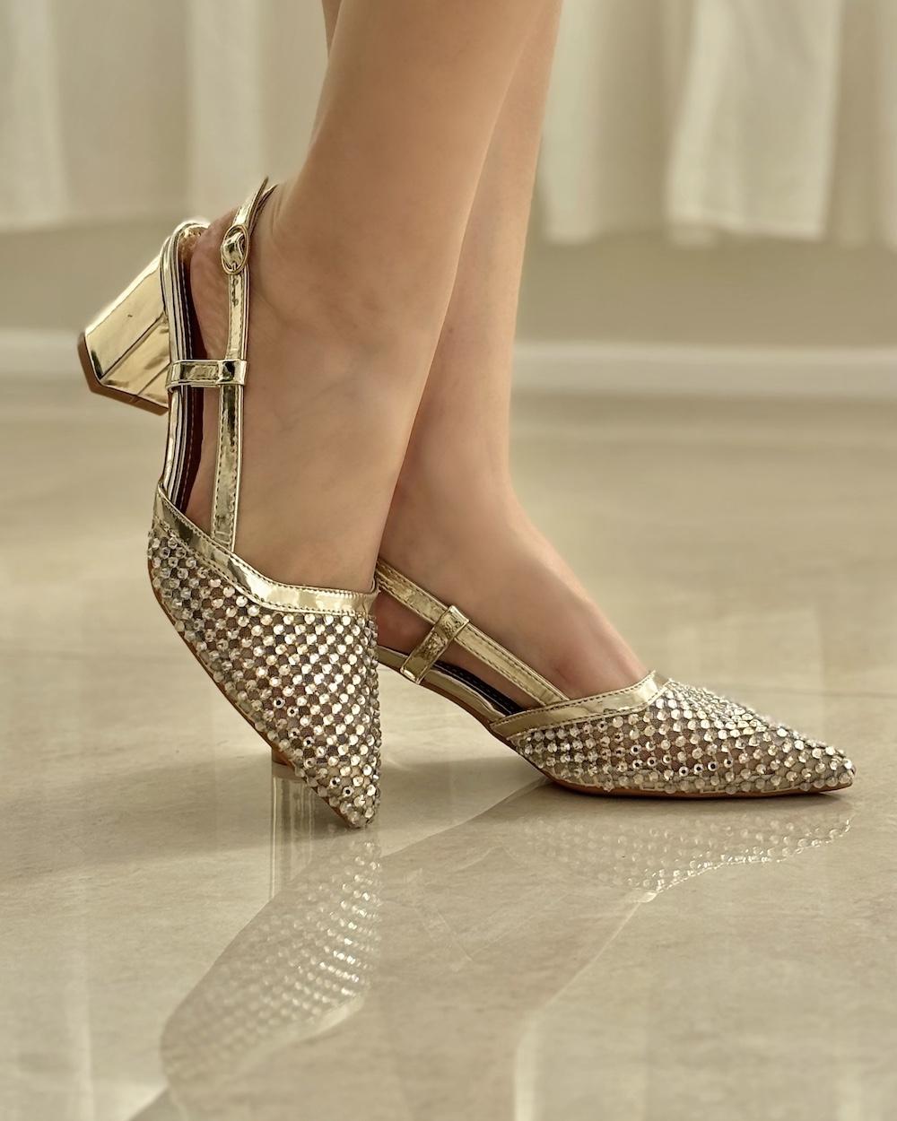 Women's pointed-toe heel decorated with rhinestones