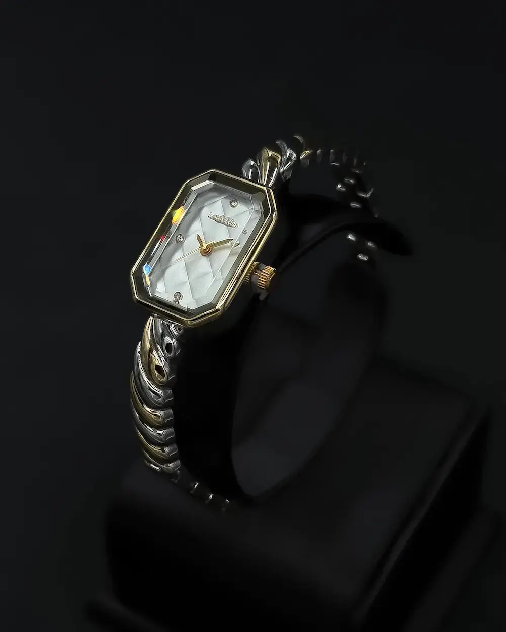 Women's watch with a geometric design and metal bracelet