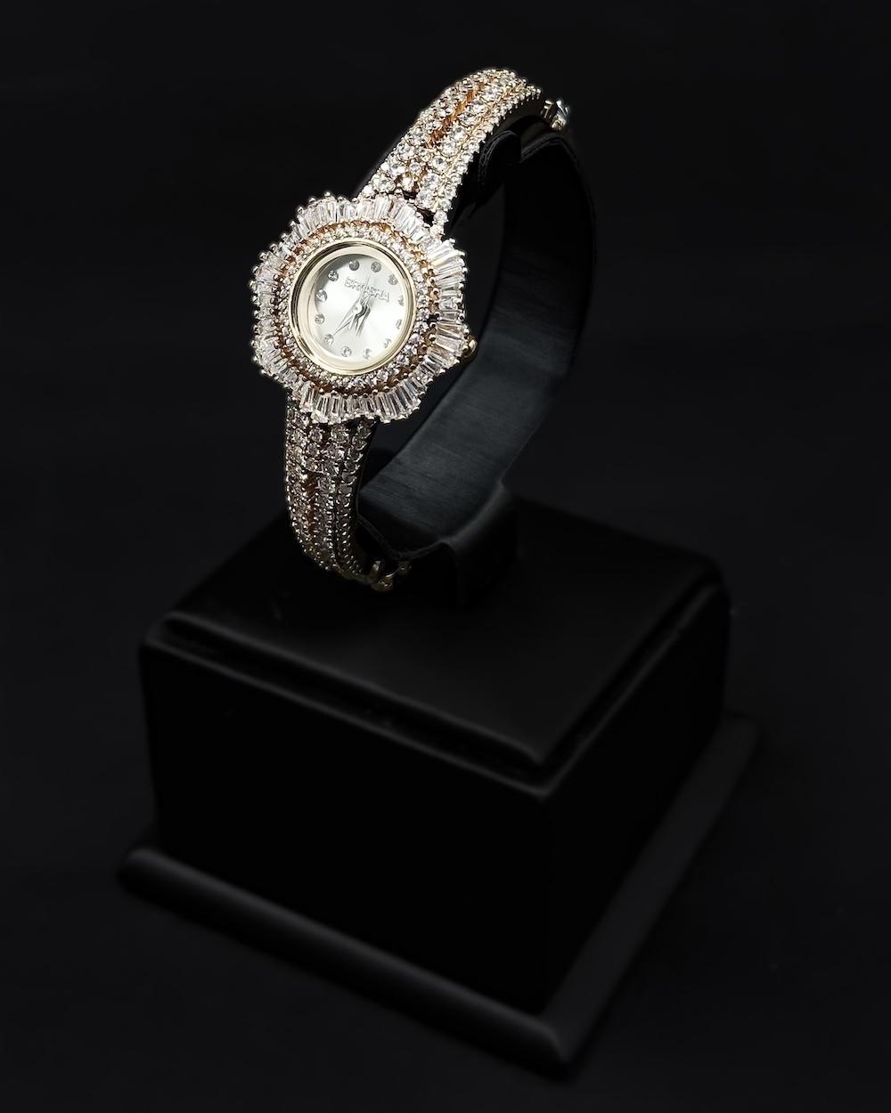 Women's watch with a design adorned with sparkling crystals