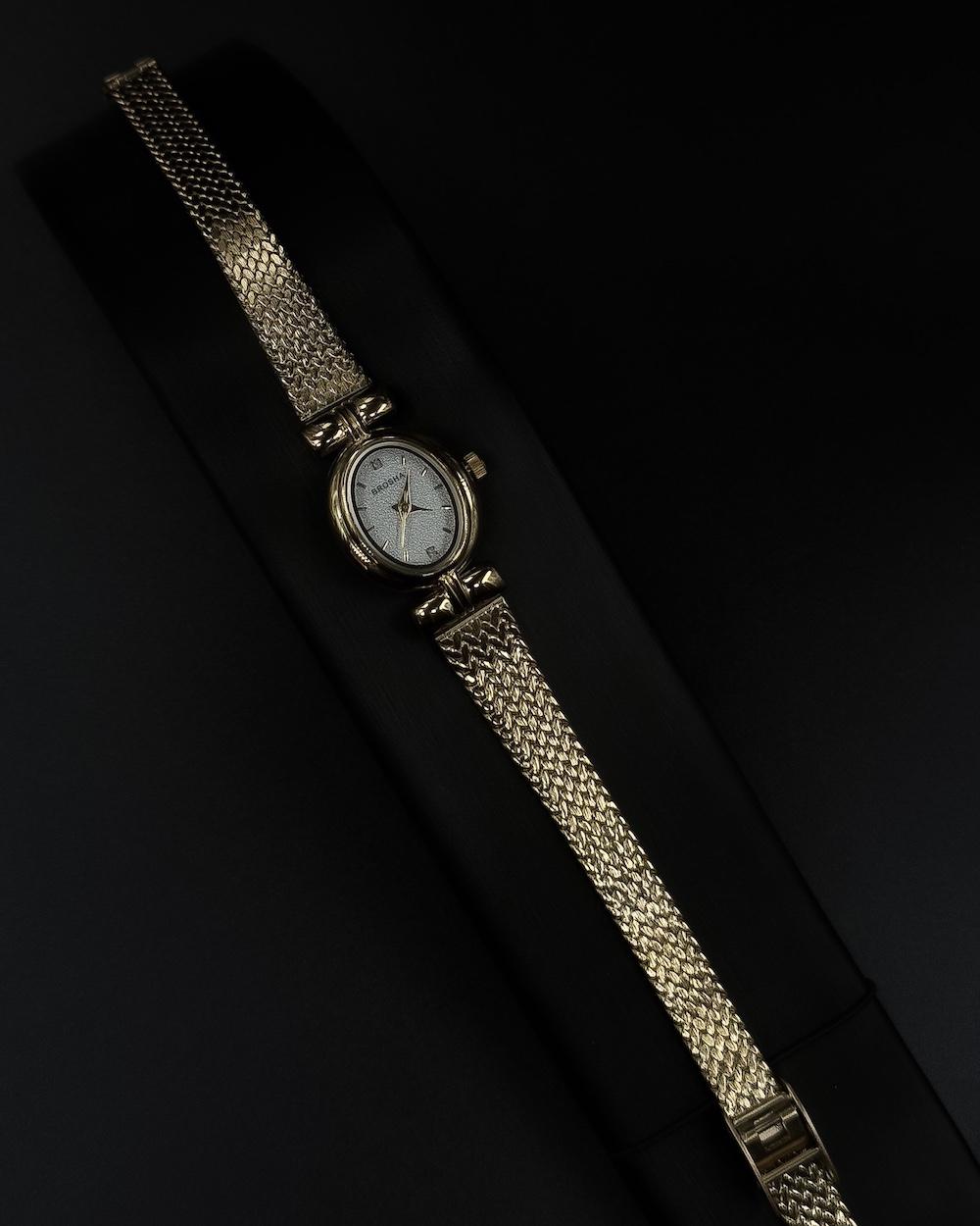 A delicate everyday watch with a simple mesh strap design